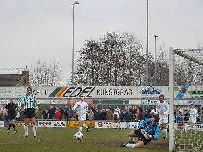 De doelman van Nunspeet wacht op de bal (Foto Helmich Lubberts)